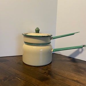 Cacerola para baño María esmaltada con borde verde y crema estilo vintage