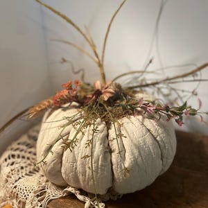 Wunderschöner handgemachter Kürbis aus einer alten Steppdecke perfekt für Ihre HERBST Dekoration im Bauernhaus
