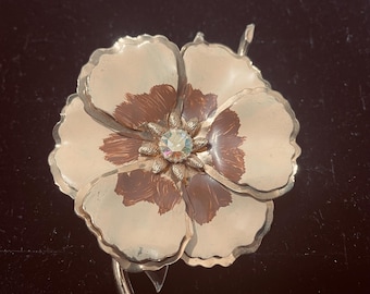 Vintage Emaille Blumen Brosche 1960s-1970s Retro braune und weiße 3D Emaille Blume Pin Brosche 3 Zoll Durchmesser