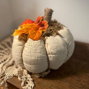 Handgefertigter Kürbis mit antiker Quilt, perfekt für Ihren Herbst Dekor