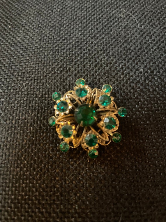 Vintage Emerald Green Rhinestone and Filigree Bro… - image 1