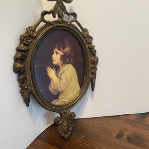 Vintage meisje dat bidt in ovaal glazen sierlijke metalen lijst Made in Italy