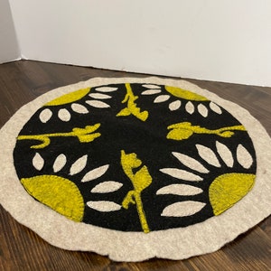 Handgemaakte vilten kaarsmat, primitieve kaarsmat, geappliceerde kaarsmat, boerderijdecor, primitief decor, landdecor,