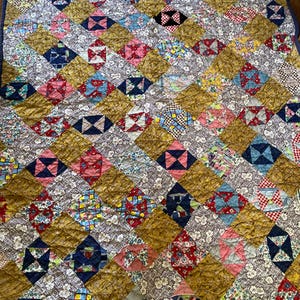 Wunderschöne antike handgefertigte handgenähte Quilt in voller Größe 60 &quot;breit und 72&quot; lang, hergestellt in den frühen 1900er Jahren, super Zustand