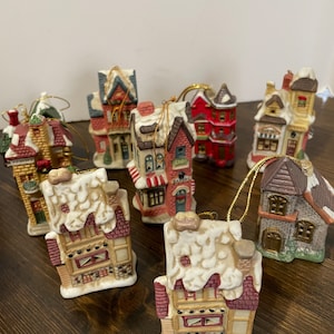 Vintage-Set mit 14 Mini-Keramikhäusern, Display oder Aufhängen am Weihnachtsbaum,