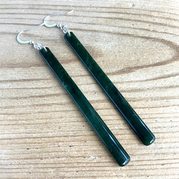 ニュージーランド産ポウナム（グリーンストーン）翡翠シルバー製ロングドロップピアス 82mm (POU6599E)