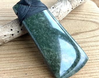 Große Wyoming Snowflake Jade Toki Adze Anhängerkette 89 mm (WYO6779P)