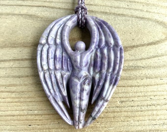 Collar con colgante de ángel de jade turco de gran tamaño y lavanda, 68 mm (TUR4386P)