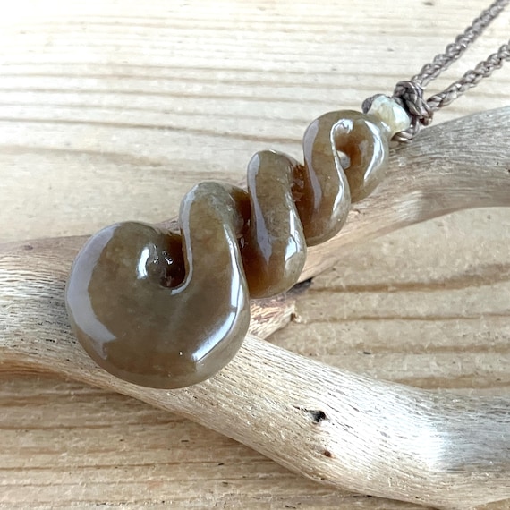 Collier à pendentif triple torsade infini en jade brun sibérien 50