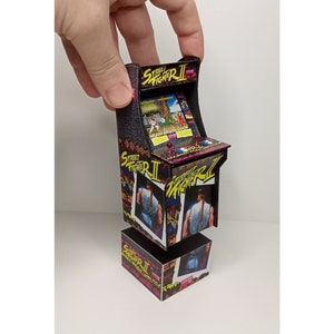 STREET FIGHTER 2 - 1/12 Skala Mini Arcade Cabinet, Miniaturowy domek dla lalek z lat 80. i 90. Mini Arcade Machine, Arcade1up dla figurek akcji, repliki
