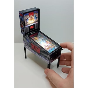 RUSH 1/12 Flipper, Miniatur Puppenhaus, 80er 90er Jahre Retro Spiel, Mini Flipper für Actionfiguren, Arcade1up, Replika