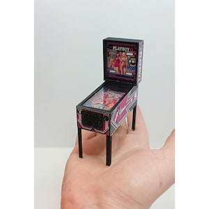 Playboy 1/18 Fliper, Handgemachtes Miniatur Puppenhaus, 80er 90er Jahre Retro Spiel, Mini Flipper für Actionfiguren, arcade1up
