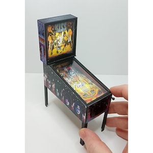 KISS 1/12 Flipper, Miniatur Puppenhaus, 80er 90er Jahre Retro Spiel, Mini Flipper für Actionfiguren, Arcade 1 Up, Replik