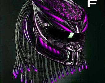 Puede incluir: Un casco de moto negro con un diseño morado y negro. El casco tiene una larga trenza negra con detalles morados. El casco tiene un diseño de depredador con una máscara facial.