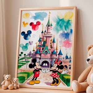Pode incluir: Impressão em aquarela do castelo da Cinderela com Mickey e Minnie Mouse. A obra de arte apresenta uma moldura de madeira clara e detalhes coloridos, incluindo silhuetas do Mickey Mouse e nuvens em aquarela. Os personagens estão em primeiro plano.