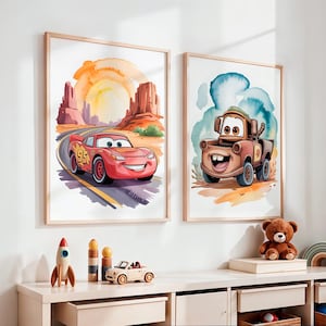 Può includere: Due stampe ad acquerello incorniciate con personaggi del film Cars. Una mostra un'auto da corsa rossa con il numero 95 su una strada deserta. L'altra raffigura un carro attrezzi marrone con un'espressione amichevole.