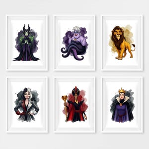 K&ouml;nnte beinhalten: Sechs gerahmte Kunstdrucke mit Disney-B&ouml;sewichten. Die Charaktere sind Maleficent, Ursula, Scar, Cruella de Vil, Dschafar und die b&ouml;se K&ouml;nigin. Jeder Druck hat einen wei&szlig;en Rahmen und einen Hintergrund im Aquarellstil.