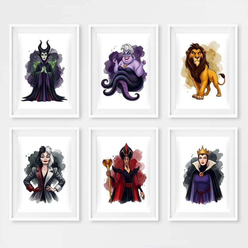 K&ouml;nnte beinhalten: Sechs gerahmte Kunstdrucke mit Disney-B&ouml;sewichten. Die Charaktere sind Maleficent, Ursula, Scar, Cruella de Vil, Dschafar und die b&ouml;se K&ouml;nigin. Jeder Druck hat einen wei&szlig;en Rahmen und einen Hintergrund im Aquarellstil.