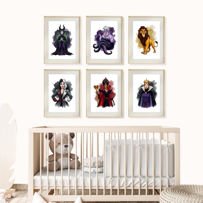 K&ouml;nnte beinhalten: Sechs gerahmte Kunstdrucke mit Disney-B&ouml;sewichten. Die Drucke zeigen Aquarellillustrationen von Charakteren wie Maleficent, Ursula und Scar. Jeder Druck hat einen goldenen Rahmen und wird an einer wei&szlig;en Wand &uuml;ber einem Holzbettchen mit einem Teddyb&auml;ren ausgestellt.