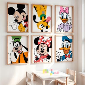 Pode incluir: Seis impressões emolduradas de personagens de desenhos animados, incluindo Mickey Mouse, Pluto, Margarida, Pateta, Minnie Mouse e Pato Donald, são exibidas em uma parede branca. As impressões têm molduras de madeira e são dispostas em duas fileiras de três.