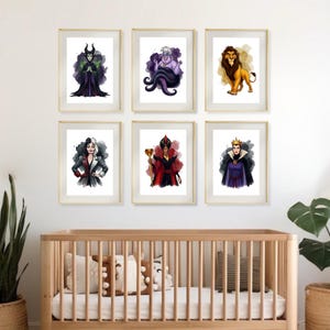 K&ouml;nnte beinhalten: Sechs gerahmte Kunstdrucke mit Aquarellillustrationen von Disney-B&ouml;sewichten und -Charakteren. Die Drucke zeigen Maleficent, Ursula, Scar, Cruella de Vil, Jafar und die b&ouml;se K&ouml;nigin. Die Kunstwerke werden &uuml;ber einem Holzbettchen ausgestellt.