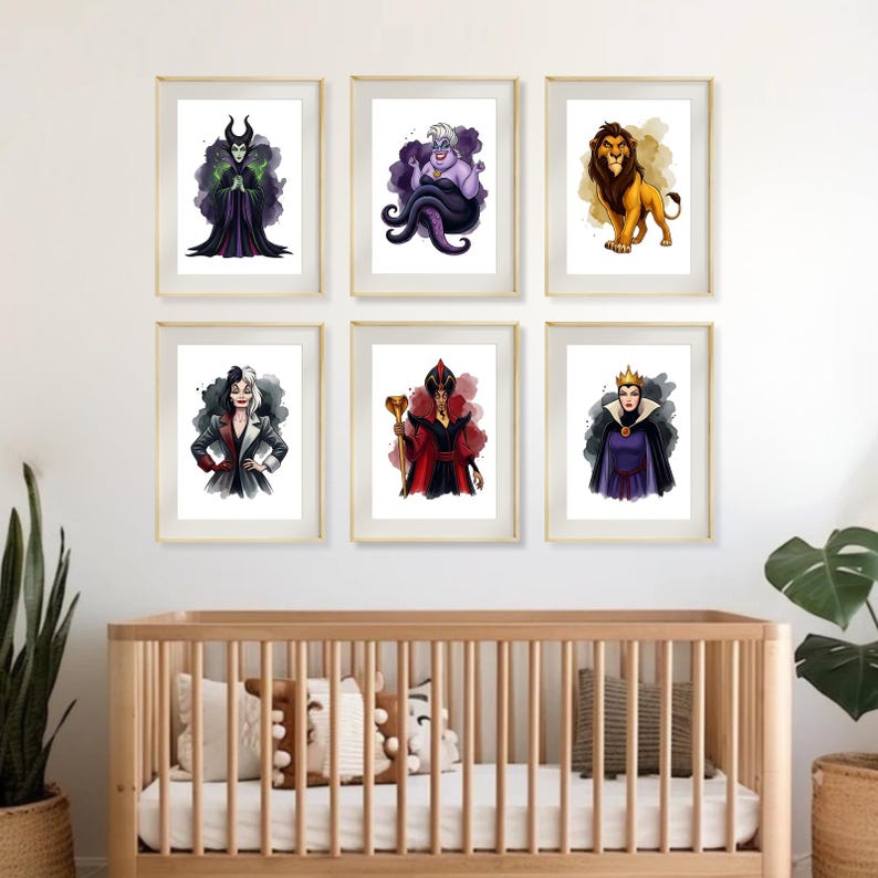 K&ouml;nnte beinhalten: Sechs gerahmte Kunstdrucke mit Aquarellillustrationen von Disney-B&ouml;sewichten und -Charakteren. Die Drucke zeigen Maleficent, Ursula, Scar, Cruella de Vil, Jafar und die b&ouml;se K&ouml;nigin. Die Kunstwerke werden &uuml;ber einem Holzbettchen ausgestellt.