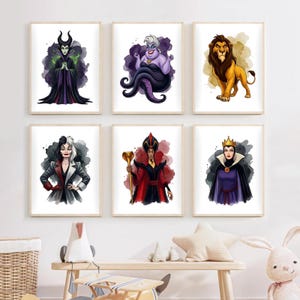 K&ouml;nnte beinhalten: Sechs gerahmte Kunstdrucke mit Cartoon-Illustrationen von Disney-B&ouml;sewichten. Die Charaktere sind Maleficent, Ursula, Scar, Cruella de Vil, Dschafar und die b&ouml;se K&ouml;nigin. Jeder Druck hat einen wei&szlig;en Hintergrund und einen hellen Holzrahmen.