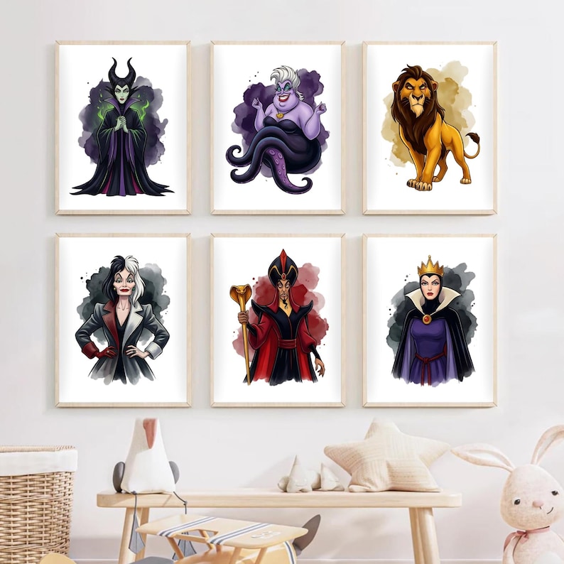 K&ouml;nnte beinhalten: Sechs gerahmte Kunstdrucke mit Cartoon-Illustrationen von Disney-B&ouml;sewichten. Die Charaktere sind Maleficent, Ursula, Scar, Cruella de Vil, Dschafar und die b&ouml;se K&ouml;nigin. Jeder Druck hat einen wei&szlig;en Hintergrund und einen hellen Holzrahmen.