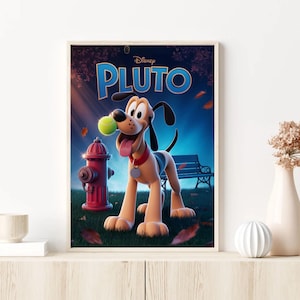 Pode incluir: Um poster emoldurado de Pluto da Disney. Pluto, um cão castanho com orelhas pretas, segura uma bola de tênis na boca. O poster apresenta um hidrante vermelho, um banco e a palavra "Pluto" em azul.