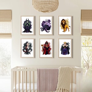 K&ouml;nnte beinhalten: Sechs gerahmte Aquarelldrucke von Disney-B&ouml;sewichten, darunter Maleficent, Ursula, Scar, Cruella de Vil, Jafar und die b&ouml;se K&ouml;nigin. Jeder Druck zeigt eine Figur auf Aquarellhintergrund, gerahmt in hellem Holz.