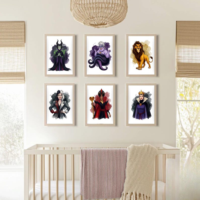 K&ouml;nnte beinhalten: Sechs gerahmte Aquarelldrucke von Disney-B&ouml;sewichten, darunter Maleficent, Ursula, Scar, Cruella de Vil, Jafar und die b&ouml;se K&ouml;nigin. Jeder Druck zeigt eine Figur auf Aquarellhintergrund, gerahmt in hellem Holz.