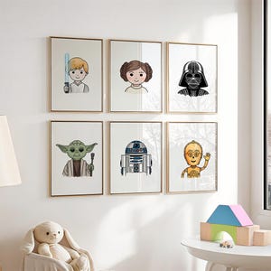 Pode incluir: Seis impressões emolduradas de personagens de Star Wars. As impressões apresentam Luke Skywalker, Princesa Leia, Darth Vader, Yoda, R2-D2 e C-3PO. Cada personagem é retratado em estilo cartoon com molduras douradas.