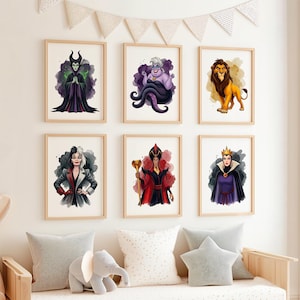 K&ouml;nnte beinhalten: Sechs gerahmte Kunstdrucke mit Disney-B&ouml;sewichten. Enth&auml;lt Maleficent, Ursula, Scar, Cruella de Vil, Jafar und die b&ouml;se K&ouml;nigin. Jeder Druck hat einen Aquarellstil mit leuchtenden Farben und einem hellen Holzrahmen.