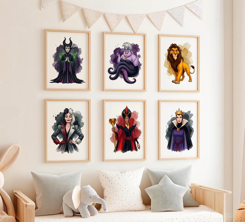 K&ouml;nnte beinhalten: Sechs gerahmte Kunstdrucke mit Disney-B&ouml;sewichten. Enth&auml;lt Maleficent, Ursula, Scar, Cruella de Vil, Jafar und die b&ouml;se K&ouml;nigin. Jeder Druck hat einen Aquarellstil mit leuchtenden Farben und einem hellen Holzrahmen.