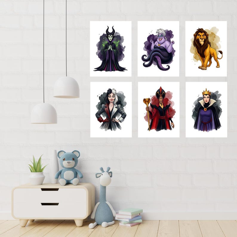 K&ouml;nnte beinhalten: Sechs gerahmte Kunstdrucke mit Disney-B&ouml;sewichten. Die Drucke zeigen farbenfrohe Illustrationen von Maleficent, Ursula, Scar, Cruella de Vil, Jafar und der b&ouml;sen K&ouml;nigin. Jeder Charakter wird mit einem einzigartigen Stil und einer Farbpalette dargestellt.