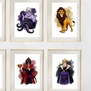 K&ouml;nnte beinhalten: Gerahmte Kunstdrucke mit Cartoon-Illustrationen von Disney-B&ouml;sewichten. Die Drucke zeigen Charaktere wie Ursula, Dschafar und die b&ouml;se K&ouml;nigin, jeweils vor einem Hintergrund im Aquarellstil. Die Rahmen sind hellgoldfarben.