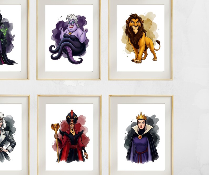 K&ouml;nnte beinhalten: Gerahmte Kunstdrucke mit Cartoon-Illustrationen von Disney-B&ouml;sewichten. Die Drucke zeigen Charaktere wie Ursula, Dschafar und die b&ouml;se K&ouml;nigin, jeweils vor einem Hintergrund im Aquarellstil. Die Rahmen sind hellgoldfarben.