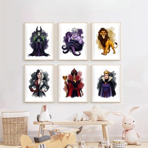 K&ouml;nnte beinhalten: Sechs gerahmte Kunstdrucke mit Cartoon-Illustrationen von Disney-B&ouml;sewichten und einem L&ouml;wen. Zu den Charakteren geh&ouml;ren Maleficent, Ursula, Scar, Cruella de Vil, Dschafar und die b&ouml;se K&ouml;nigin. Jeder Druck hat einen Hintergrund im Aquarellstil.