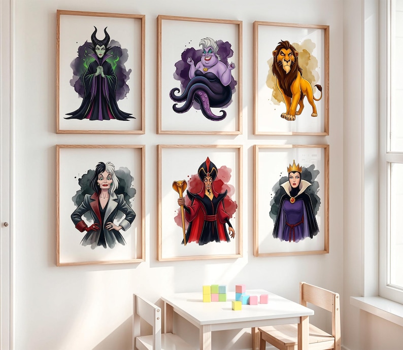 K&ouml;nnte beinhalten: Sechs gerahmte Kunstdrucke mit Aquarellillustrationen von Disney-B&ouml;sewichten. Zu den Charakteren geh&ouml;ren Maleficent, Ursula, Scar, Cruella de Vil, Dschafar und die b&ouml;se K&ouml;nigin. Die Drucke werden an einer wei&szlig;en Wand in einem Kinderzimmer ausgestellt.