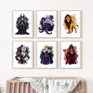 K&ouml;nnte beinhalten: Sechs gerahmte Kunstdrucke mit Disney-B&ouml;sewichten. Die Charaktere sind Maleficent, Ursula, Scar, Cruella de Vil, die b&ouml;se K&ouml;nigin und Dschafar. Jeder Druck hat einen Aquarellstil mit neutralem Hintergrund und Holzrahmen.