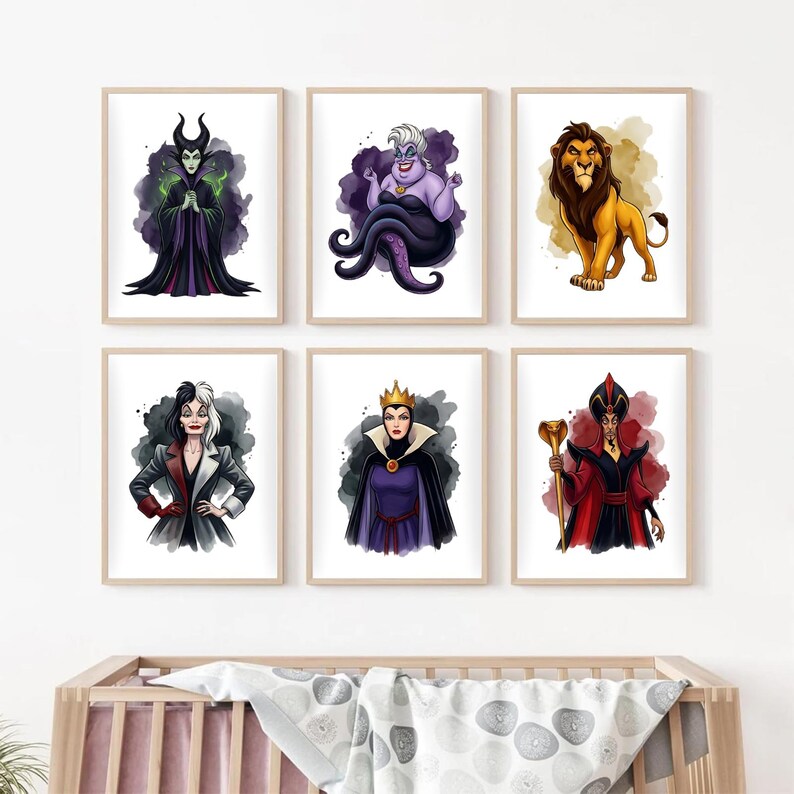 K&ouml;nnte beinhalten: Sechs gerahmte Kunstdrucke mit Disney-B&ouml;sewichten. Die Charaktere sind Maleficent, Ursula, Scar, Cruella de Vil, die b&ouml;se K&ouml;nigin und Dschafar. Jeder Druck hat einen Aquarellstil mit neutralem Hintergrund und Holzrahmen.
