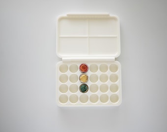 Palette d'aquarelle conçue pour les peintures murales | 24 moules | Plateau de mélange revêtu de résine + insert amovible | Palette d'artistes adaptée aux voyages