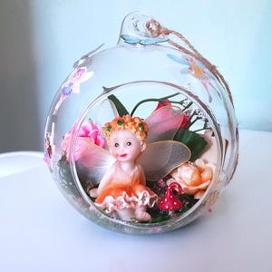 Adorno de cristal caprichoso para jardín de hadas: escena en miniatura con flores, seta y letrero.