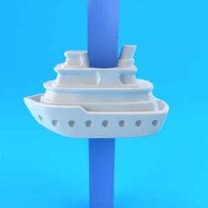 Op de afbeelding: Een wit cruiseschipmodel met drie dekken en patrijspoorten, tegen een helderblauwe achtergrond. Het schip staat op een verticale blauwe balk, wat een nautisch thema creëert.