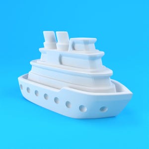Puede incluir: Un modelo de crucero impreso en 3D de color blanco que presenta una estructura de cubierta de varios niveles, dos chimeneas prominentes y una serie de ojos de buey circulares a lo largo del casco, sobre un fondo azul brillante.