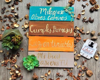 Spanish Christian wood wall art pallet sign with gold font, succulents and green leaf