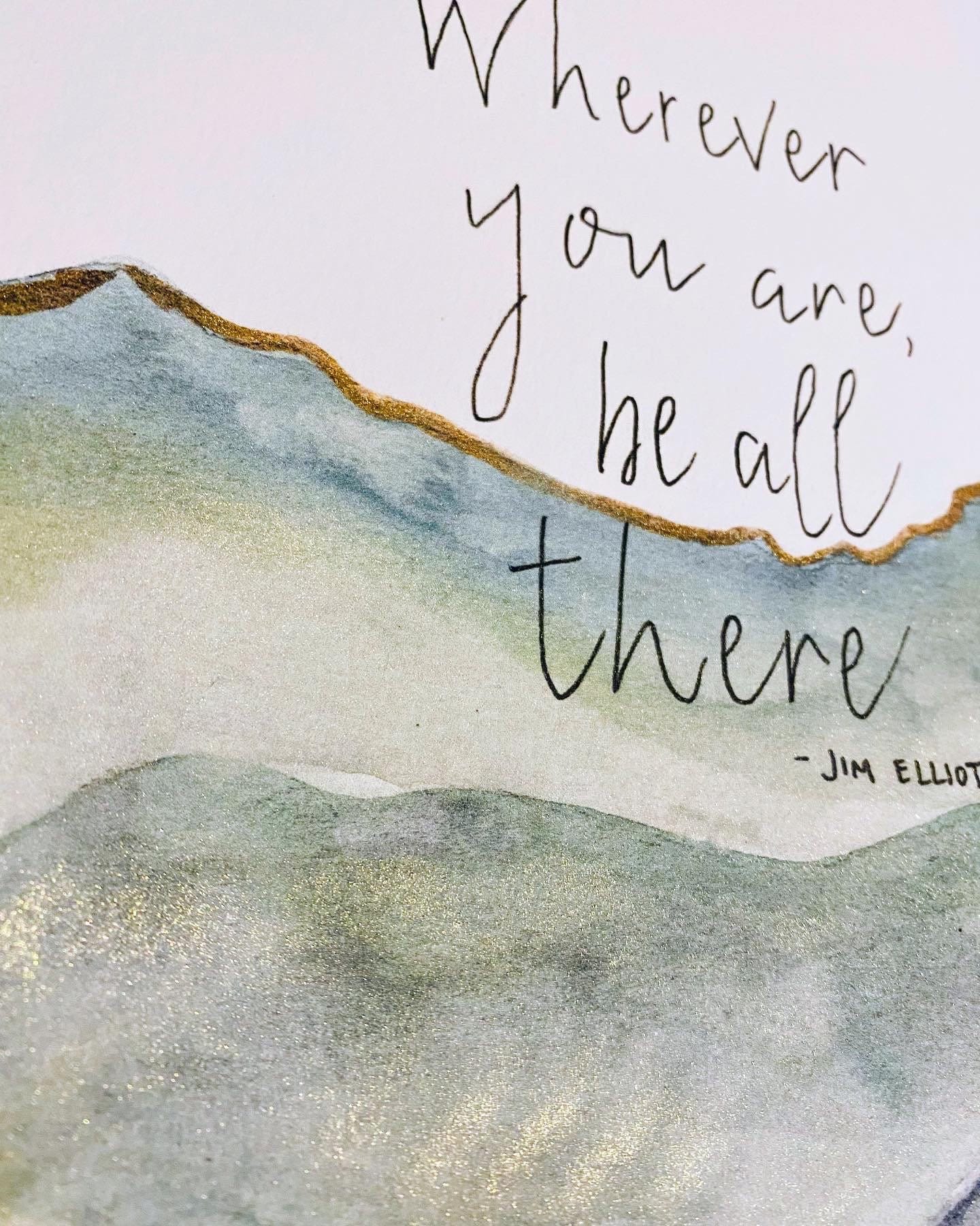 Waar je ook bent print Be All There, muurkunst bergbelettering met  kleurovergang, aquarel berg en aanmoediging, bord Be Present - Etsy België, image size:1440x1800