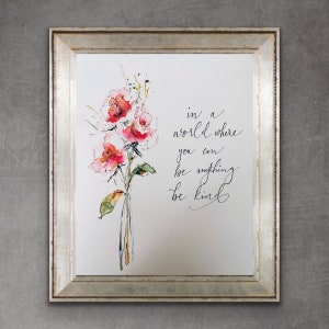 In un mondo dove puoi essere qualsiasi cosa, sii gentile, stampa artistica ad acquerello, lettering a mano, sii gentile, stampa illustrata ad acquerello floreale con gambo rosa
