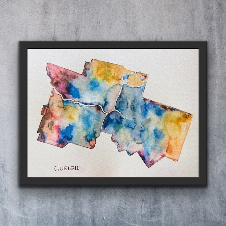 K&ouml;nnte beinhalten: Aquarellmalerei der Stadt Guelph, Ontario, Kanada. Die Karte ist in Blaut&ouml;nen, Gelb, Rosa und Lila gemalt. Das Wort "GUELPH" steht in Schwarz am unteren Rand des Bildes.