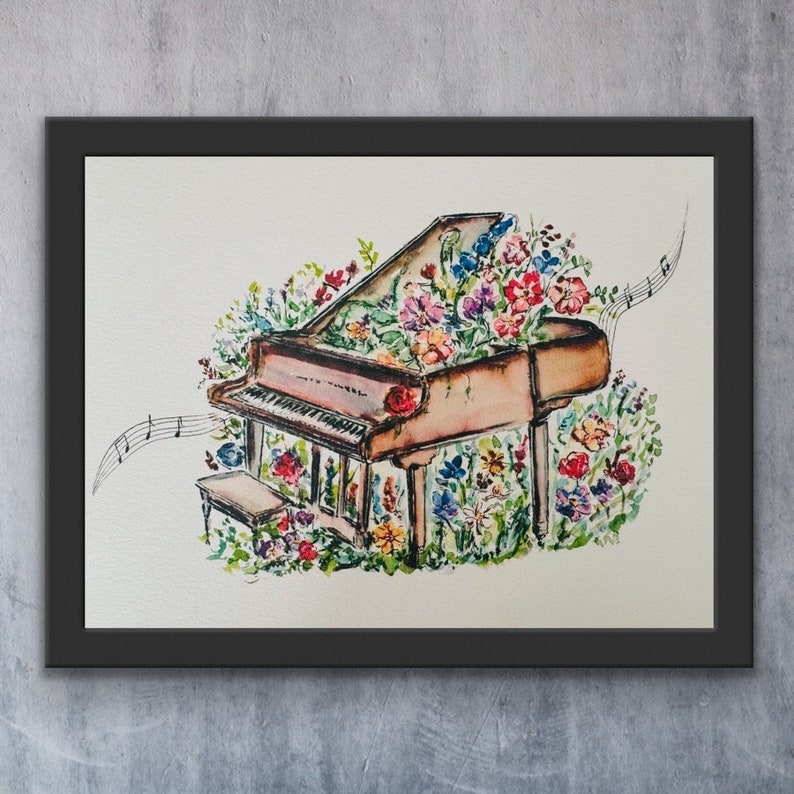 Peut inclure: Une peinture &agrave; l'aquarelle d'un piano &agrave; queue avec un arrangement floral de fleurs roses, violettes et bleues. Le piano est entour&eacute; de feuillage vert et de notes de musique.